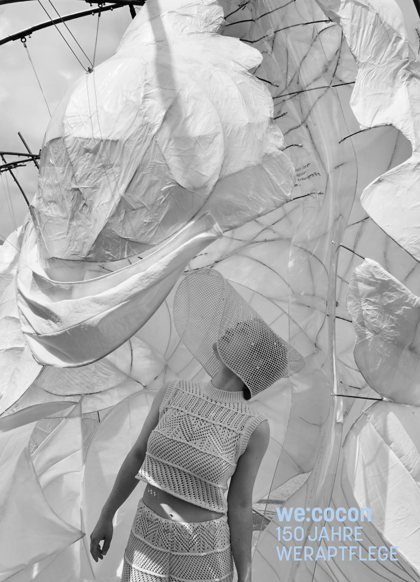 Junge Frau im Kokon Junge Frau im Kokon